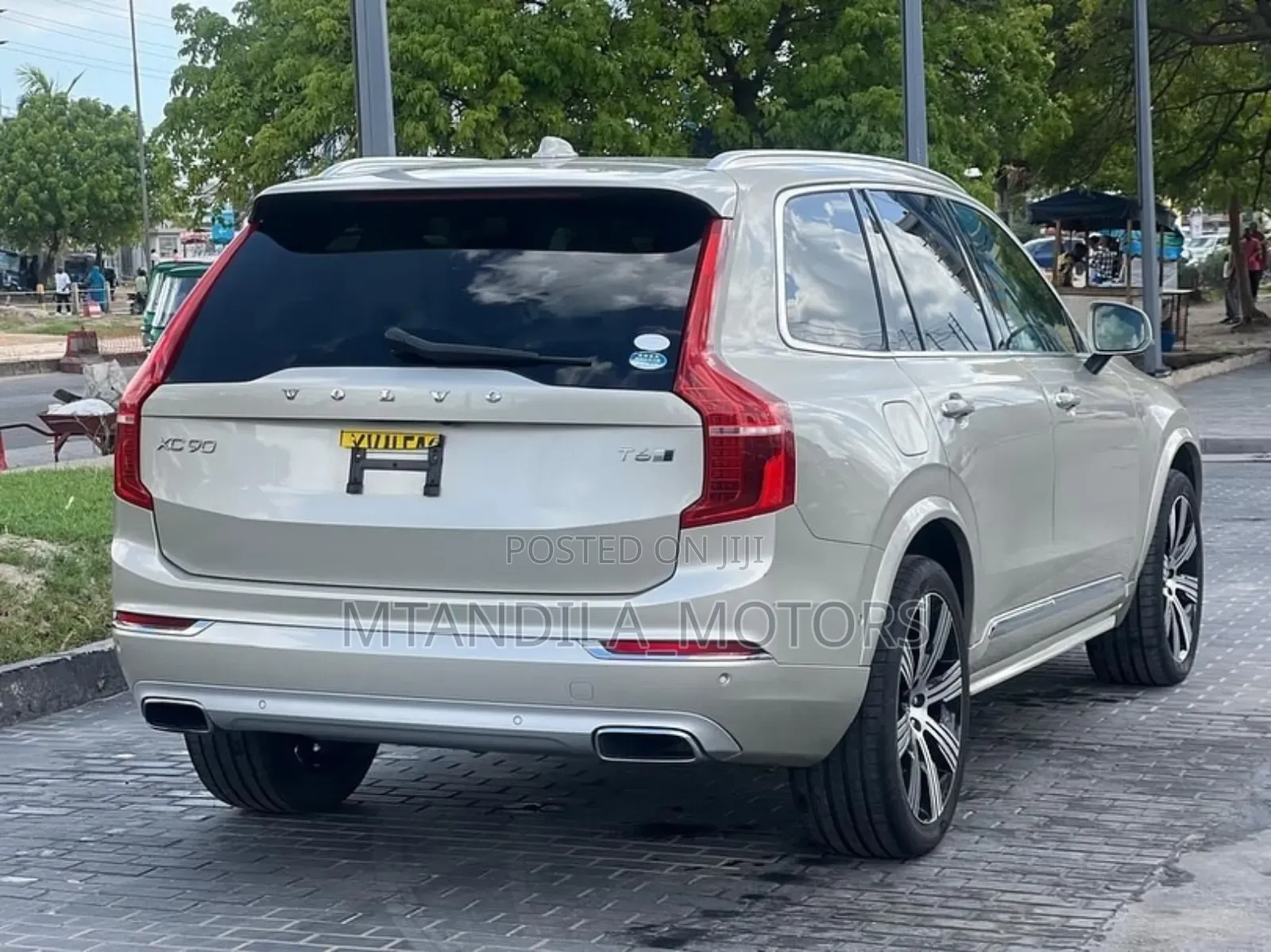Volvo XC90 T6 Momentum AWD 2018 Gold