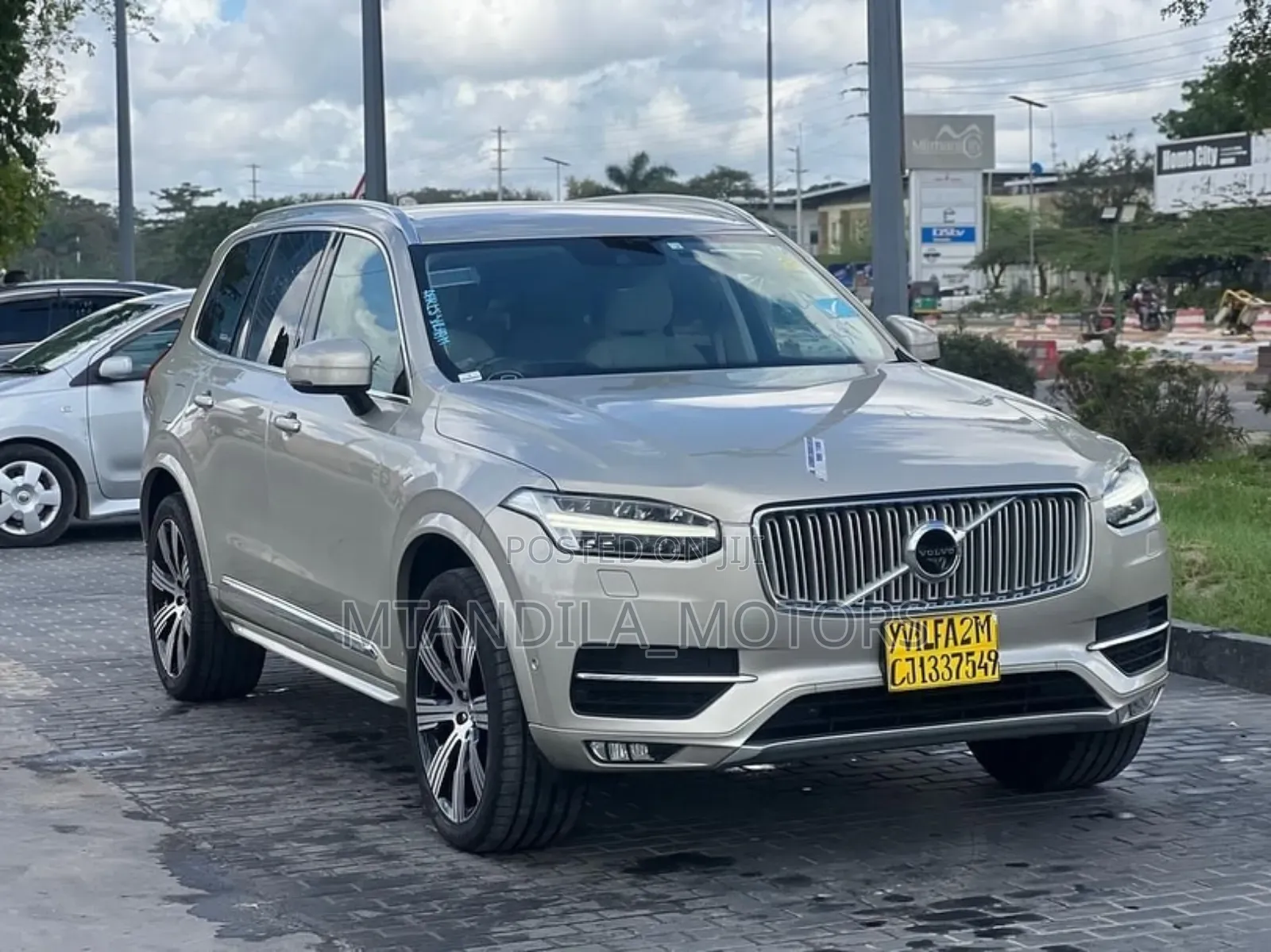 Volvo XC90 T6 Momentum AWD 2018 Gold