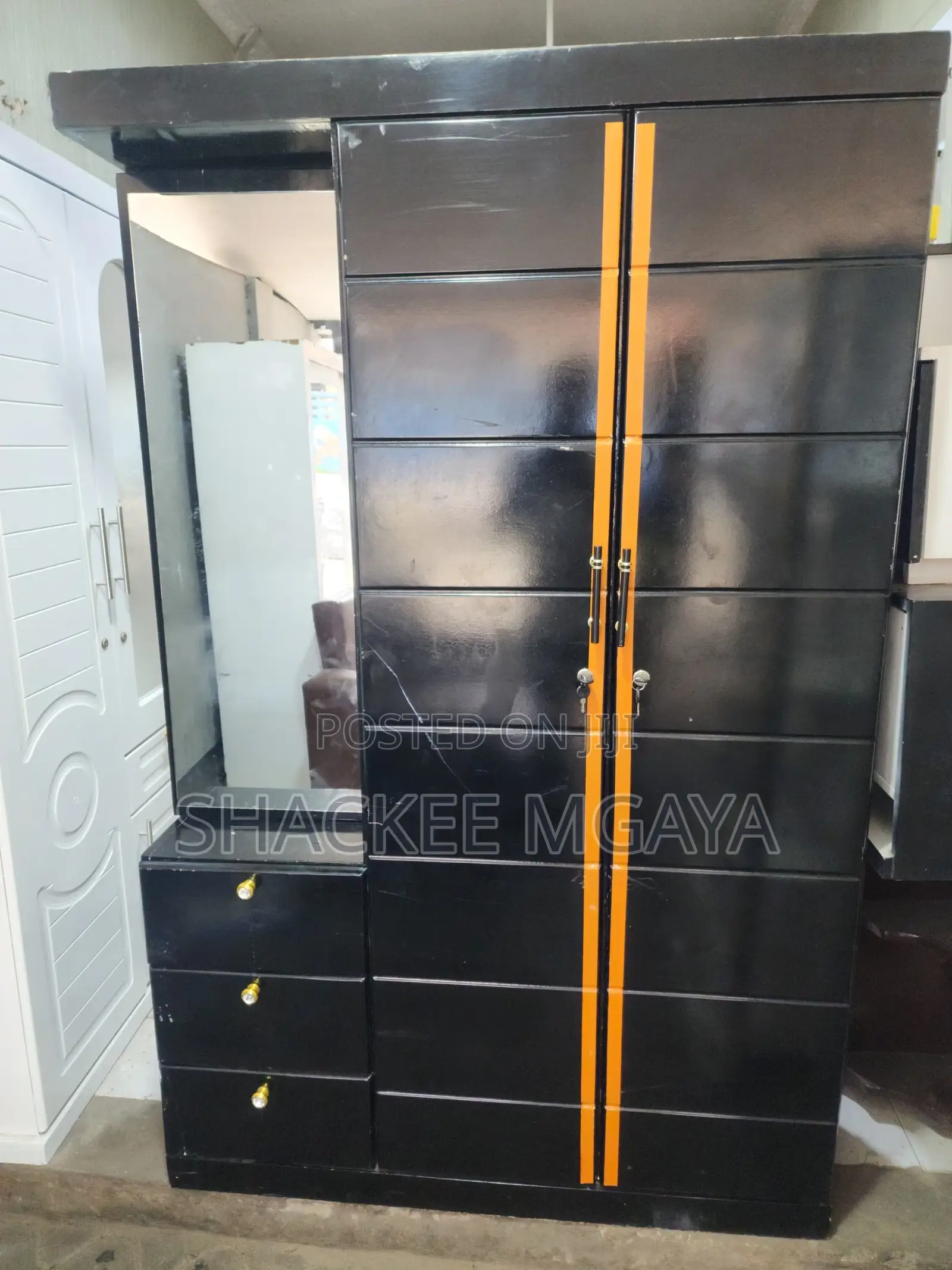 Kabati Black Used