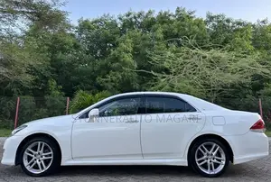 Toyota Crown 2010 White
