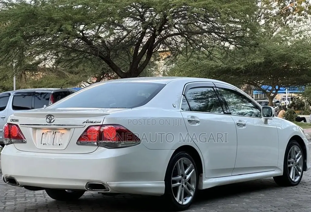 Toyota Crown 2010 White