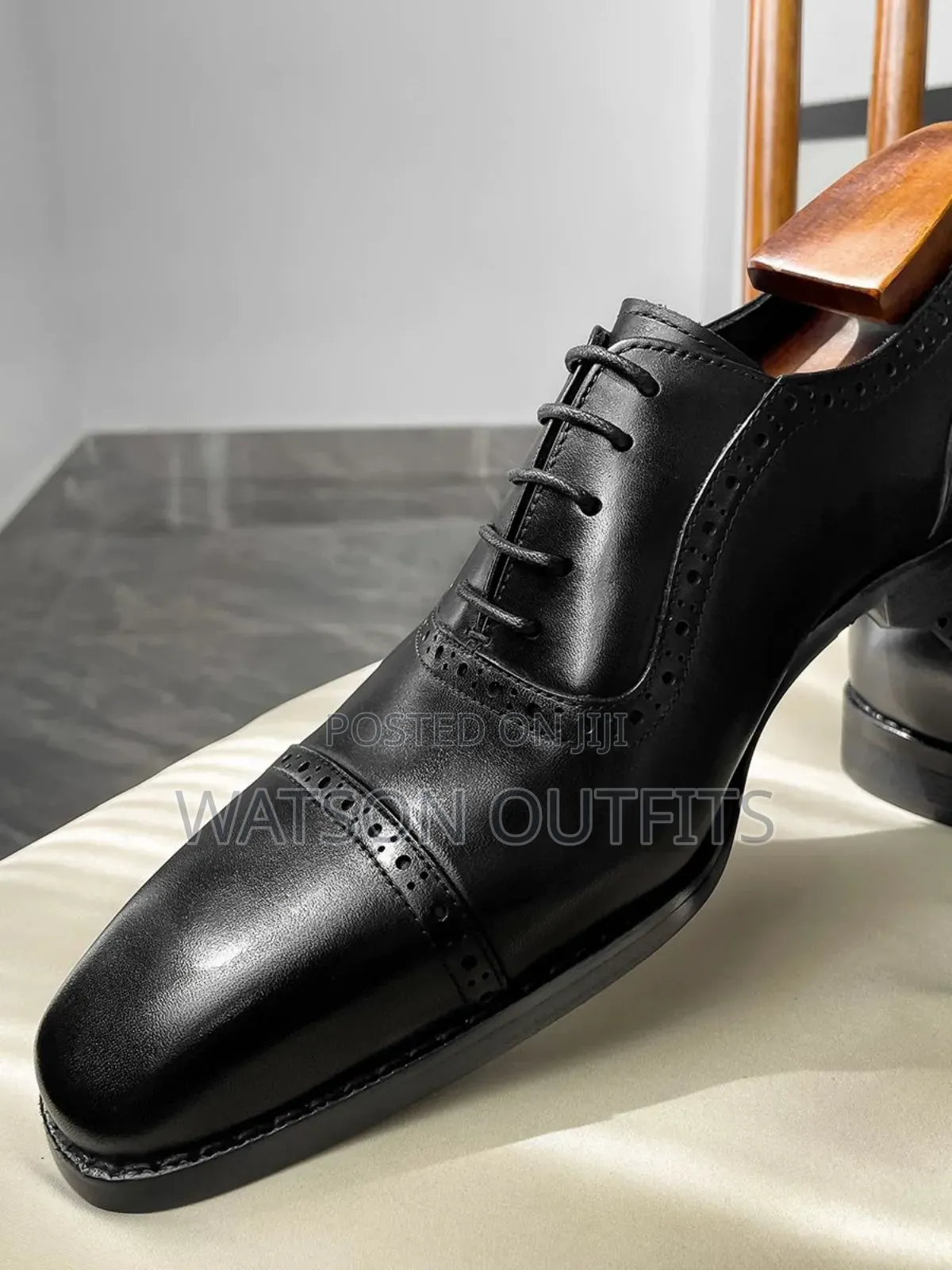 Viatu Vya Ngozi Vya Brown Na Black Grade One Materials
