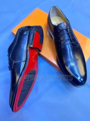 Exceptionally and Totally Shiny Leather Materials Shoes