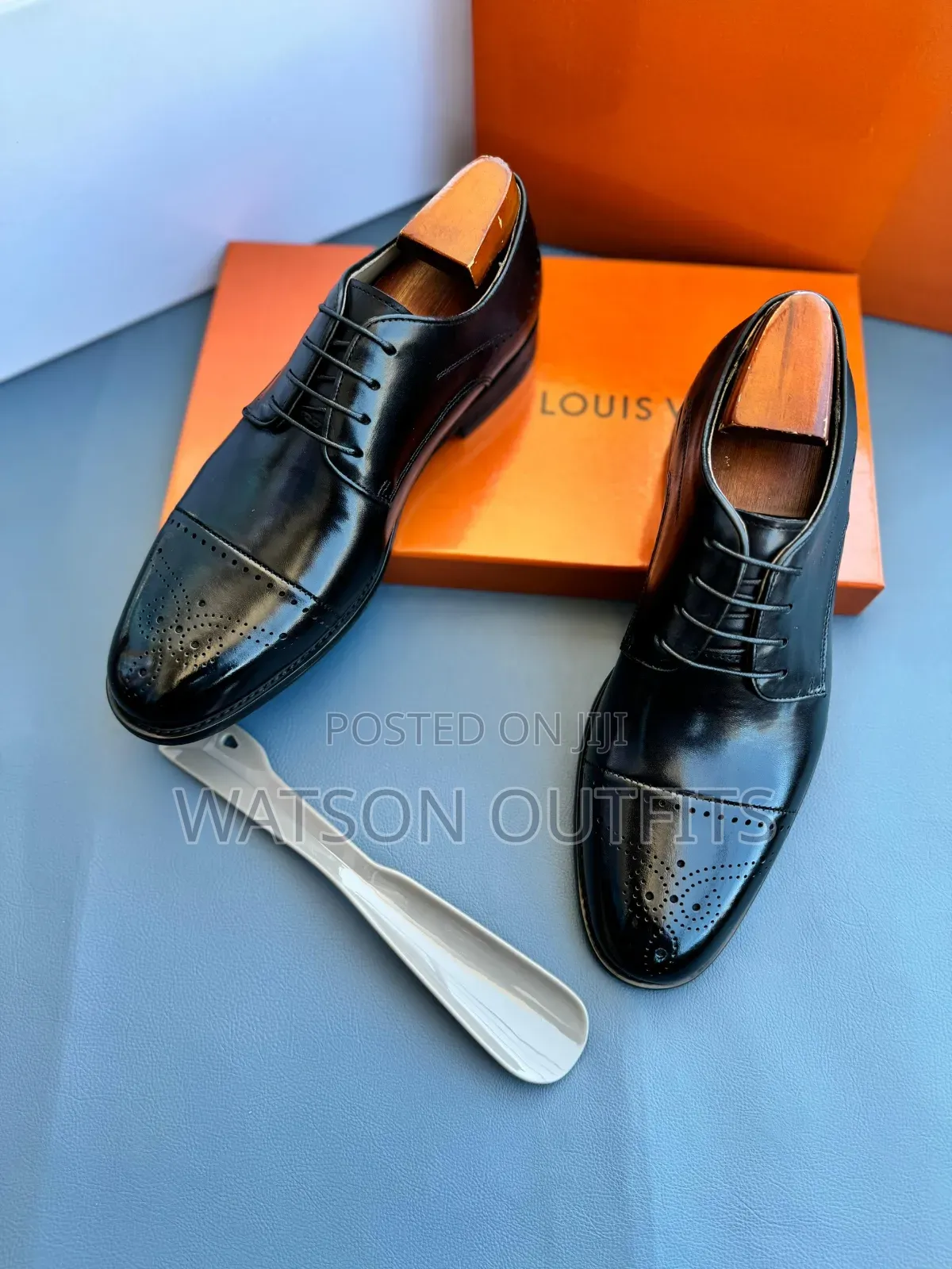 Exceptionally and Totally Shiny Leather Materials Shoes