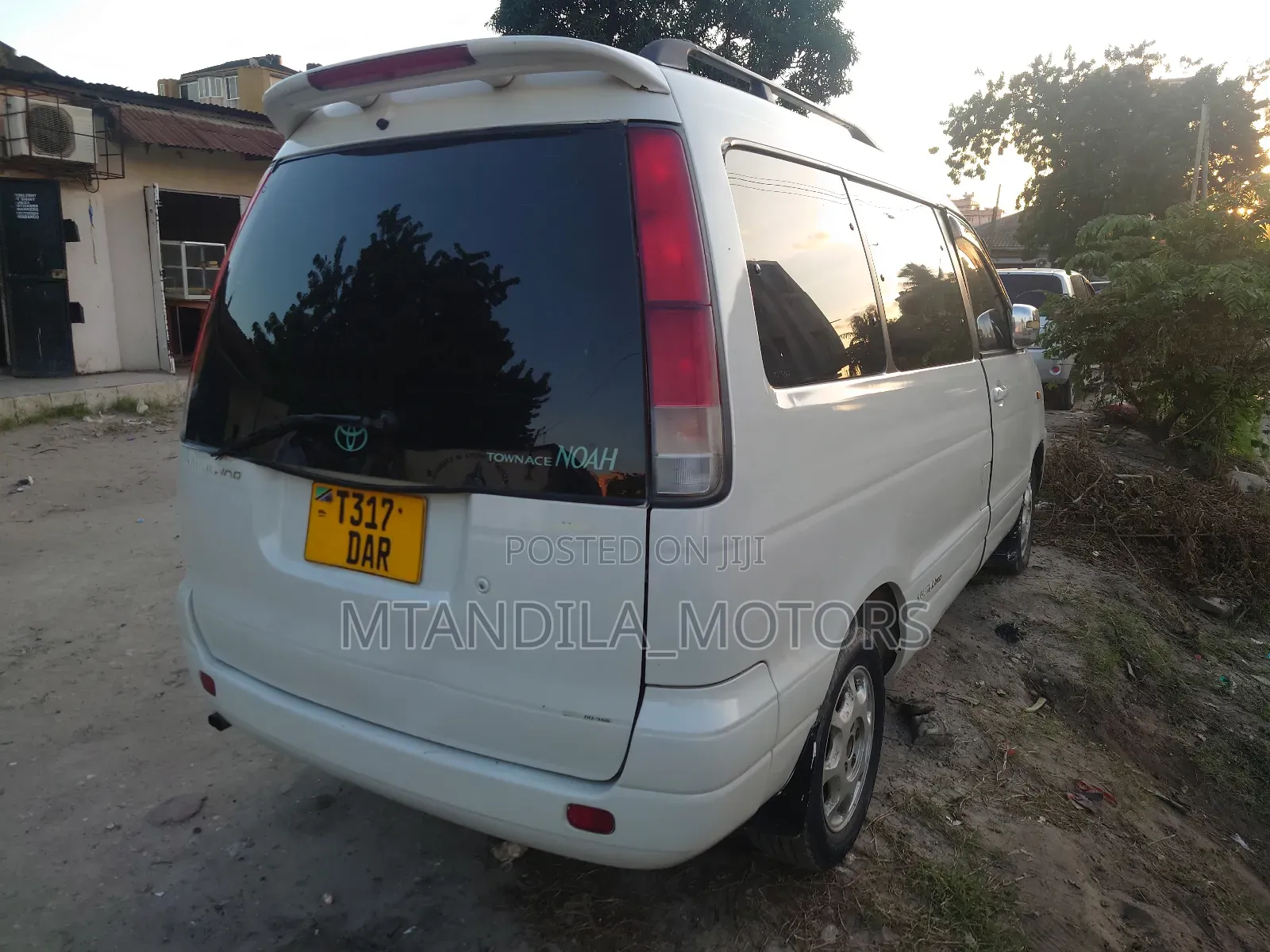 Toyota Noah 2.0 FWD (8 Seater) 2001 White