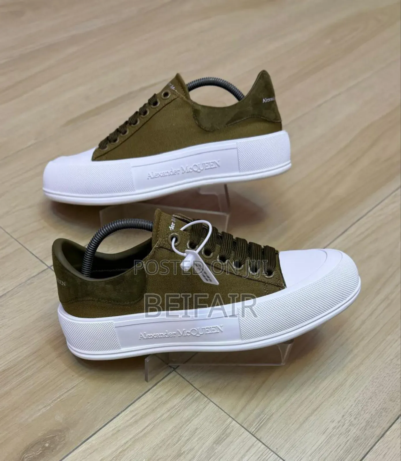 Alexander McQeen Sneakers | Kisasa Zaidi