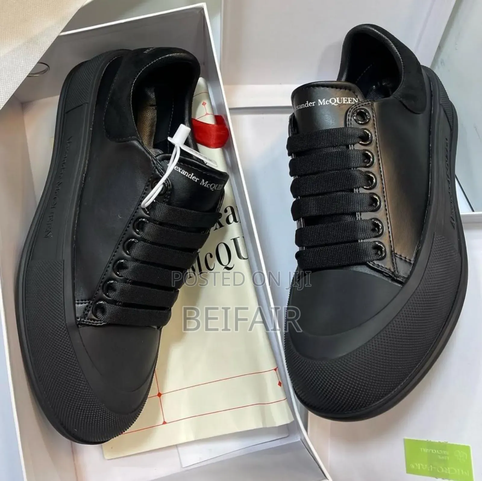 Alexander McQeen Sneakers | Kisasa Zaidi