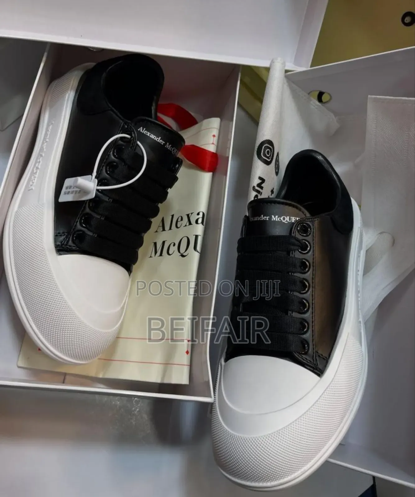 Alexander McQeen Sneakers | Kisasa Zaidi