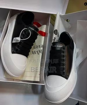 Alexander McQeen Sneakers | Kisasa Zaidi