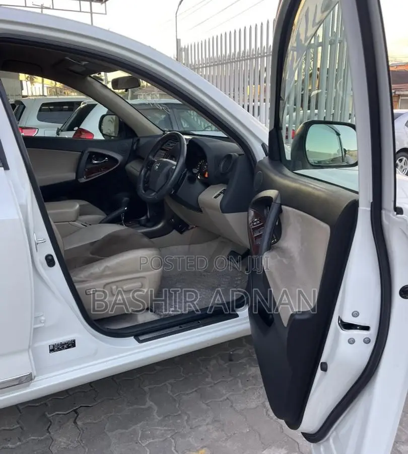 Toyota Vanguard 2011 Off white