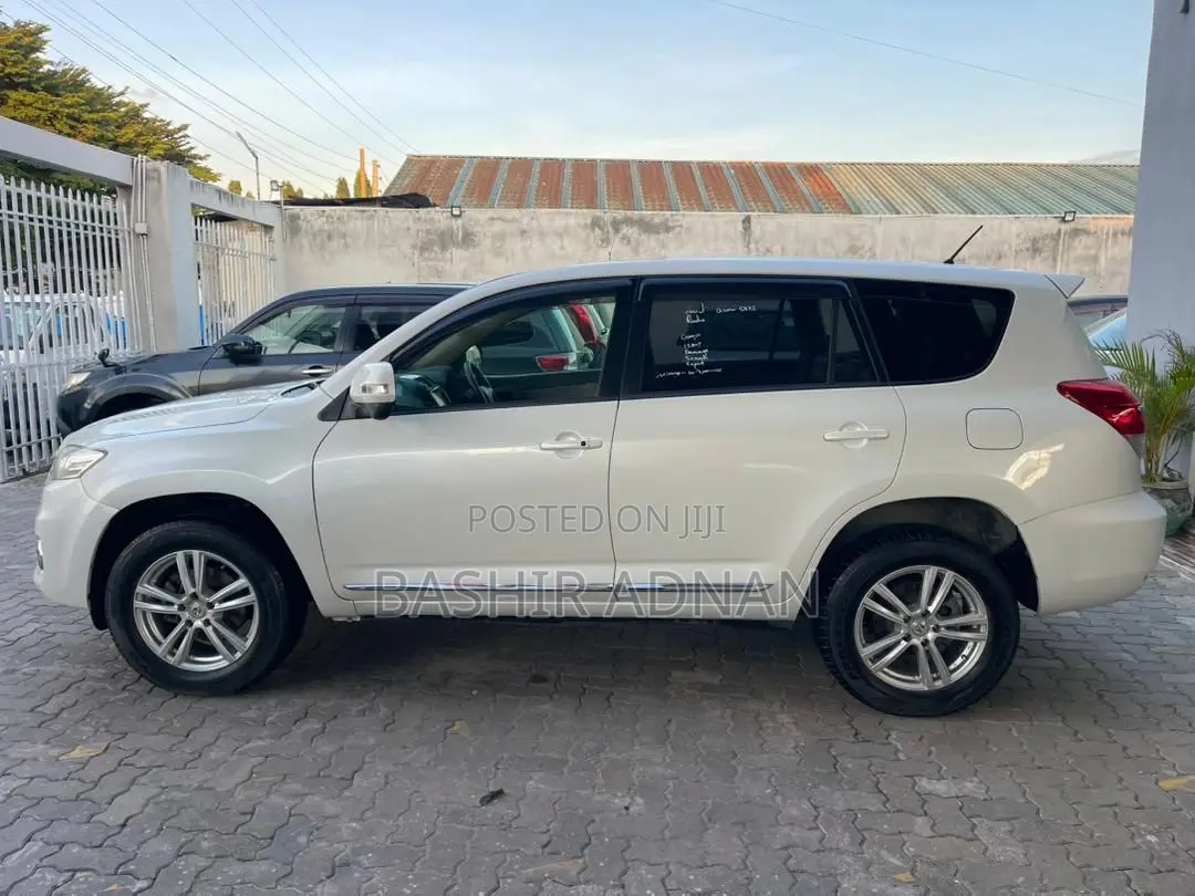 Toyota Vanguard 2011 Off white
