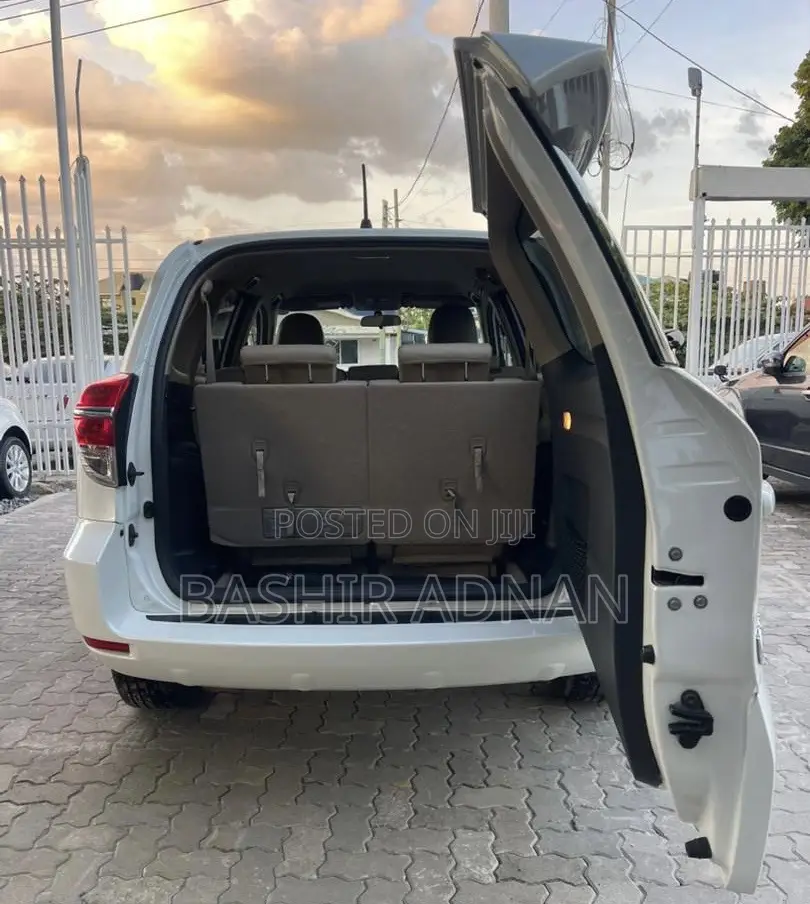 Toyota Vanguard 2011 Off white