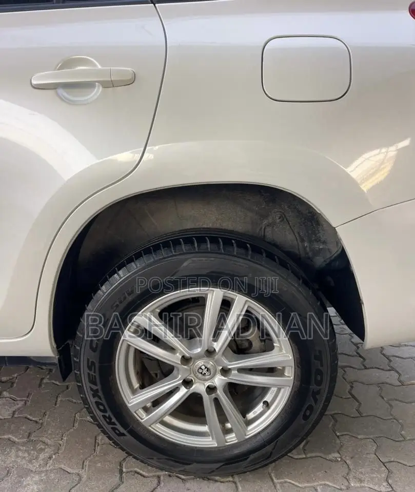 Toyota Vanguard 2011 Off white