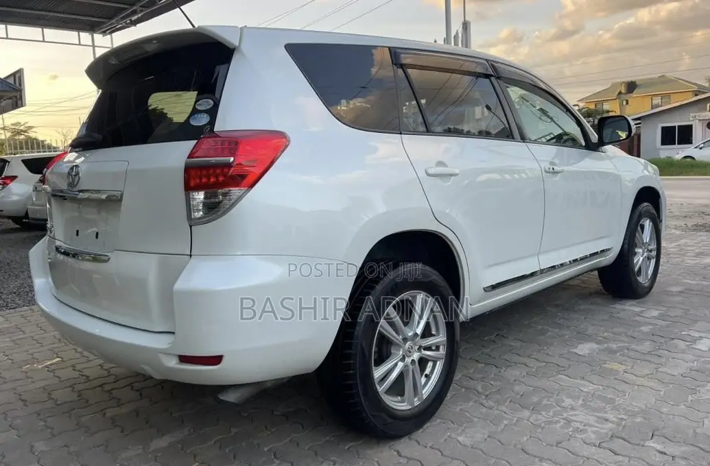 Toyota Vanguard 2011 Off white