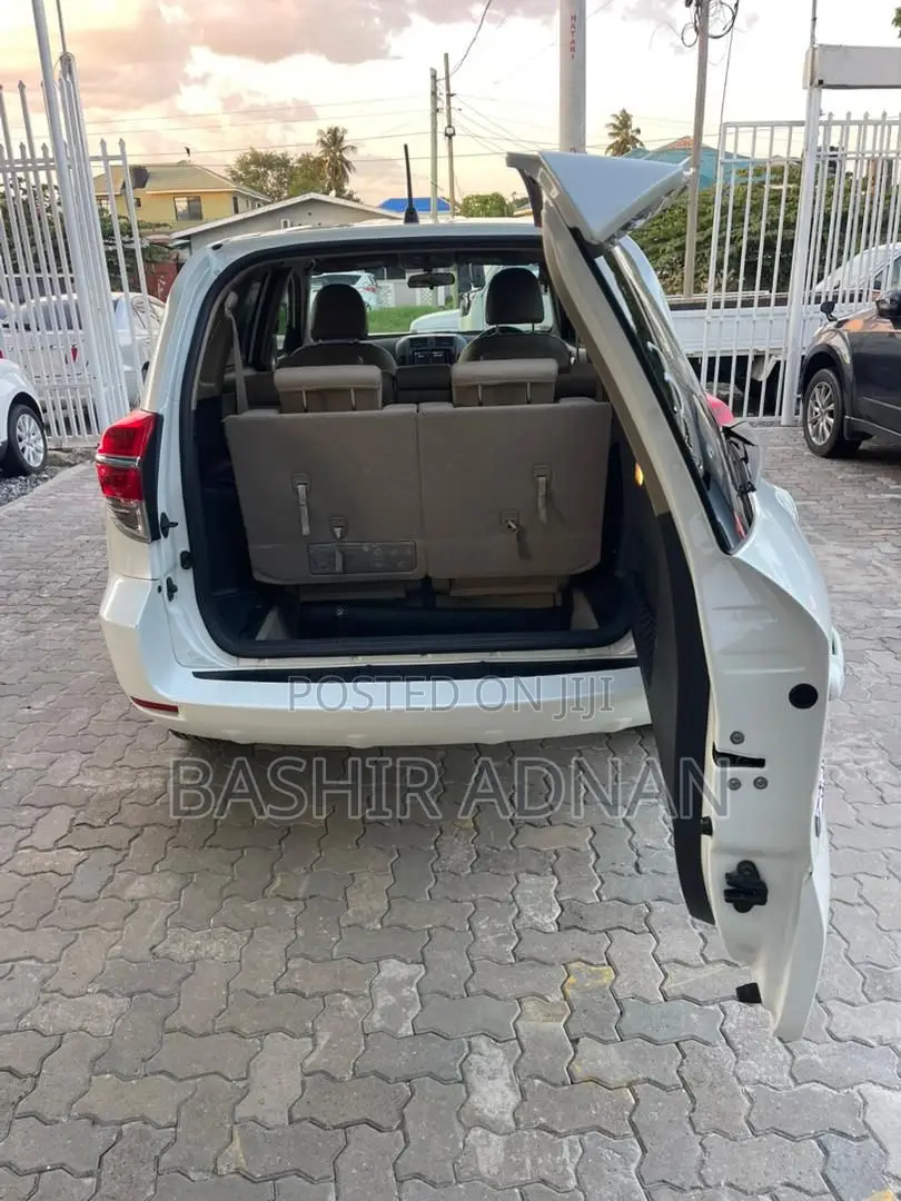 Toyota Vanguard 2011 Off white