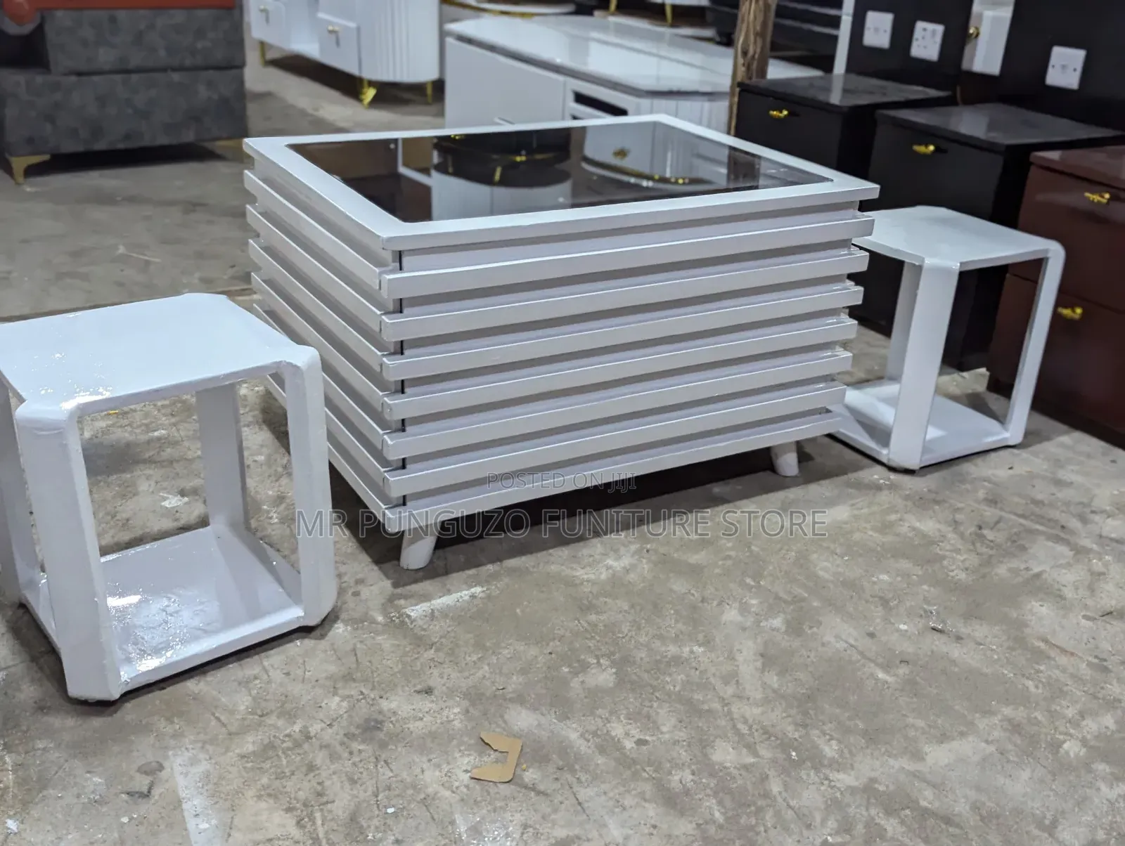 Coffee Table Classic Sana Na Vitu Vyake