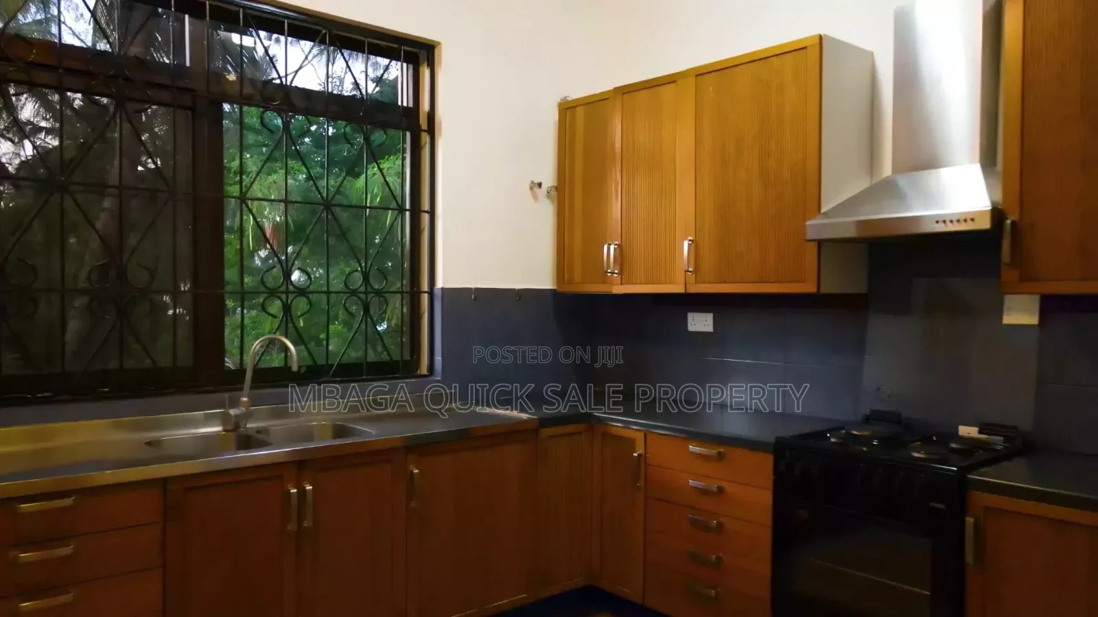 8bdrm House in Mbezi Beach Kidimbwi for sale