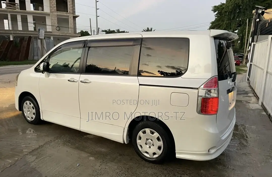 Toyota Noah 2011 White