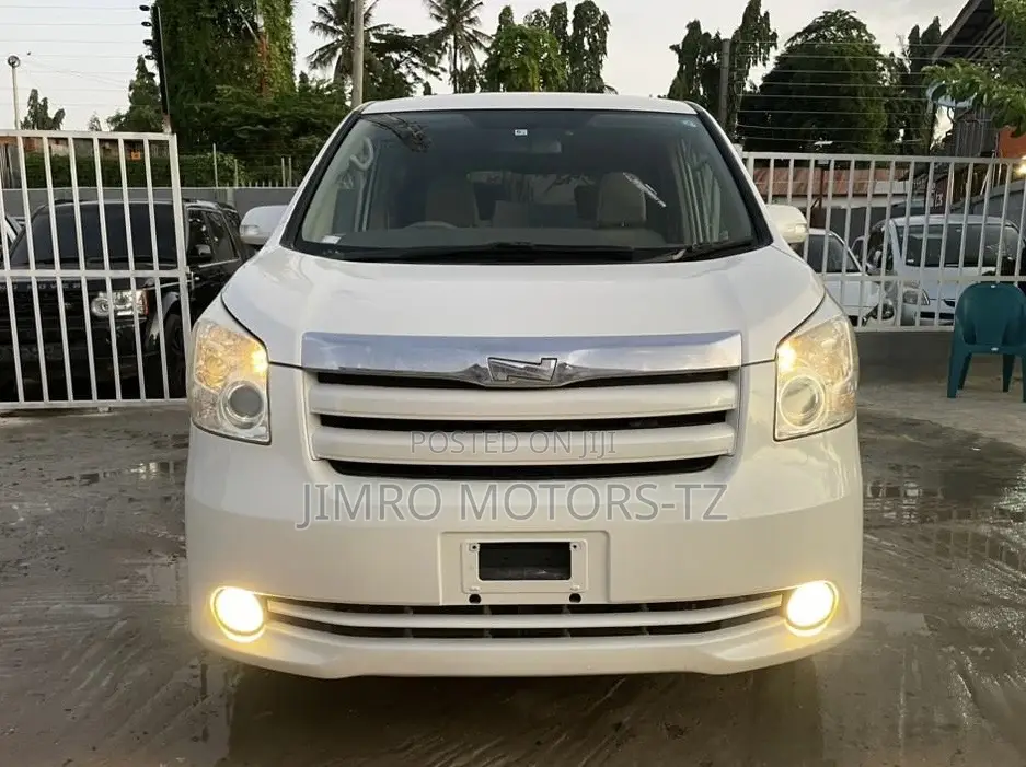 Toyota Noah 2011 White
