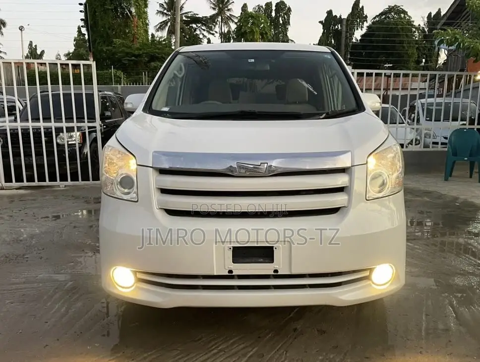 Toyota Noah 2011 White