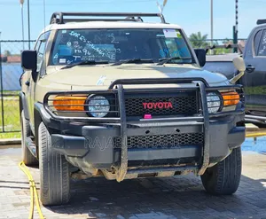 Toyota FJ Cruiser 4x2 Automatic 2012 Beige