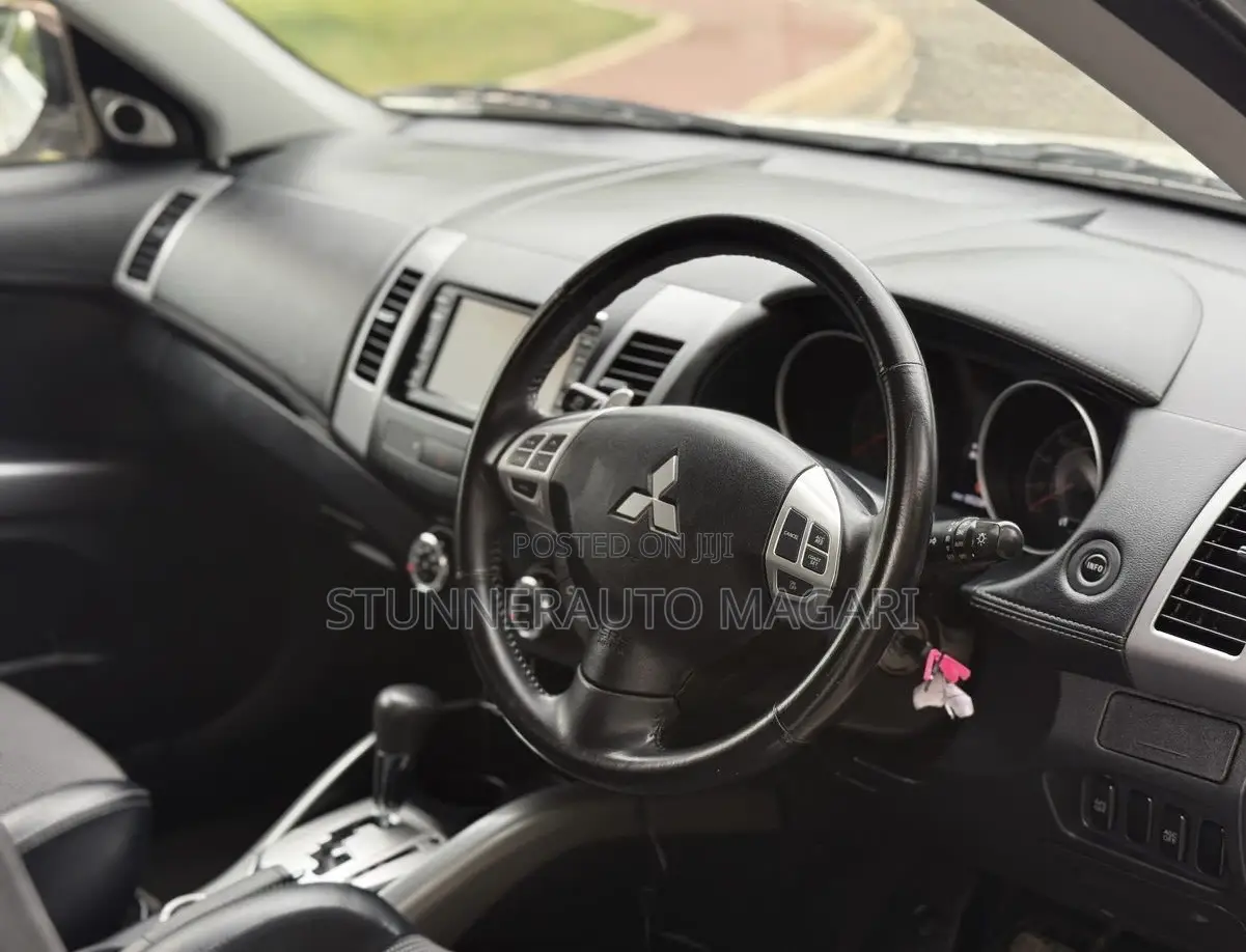 Mitsubishi Outlander 2011 White