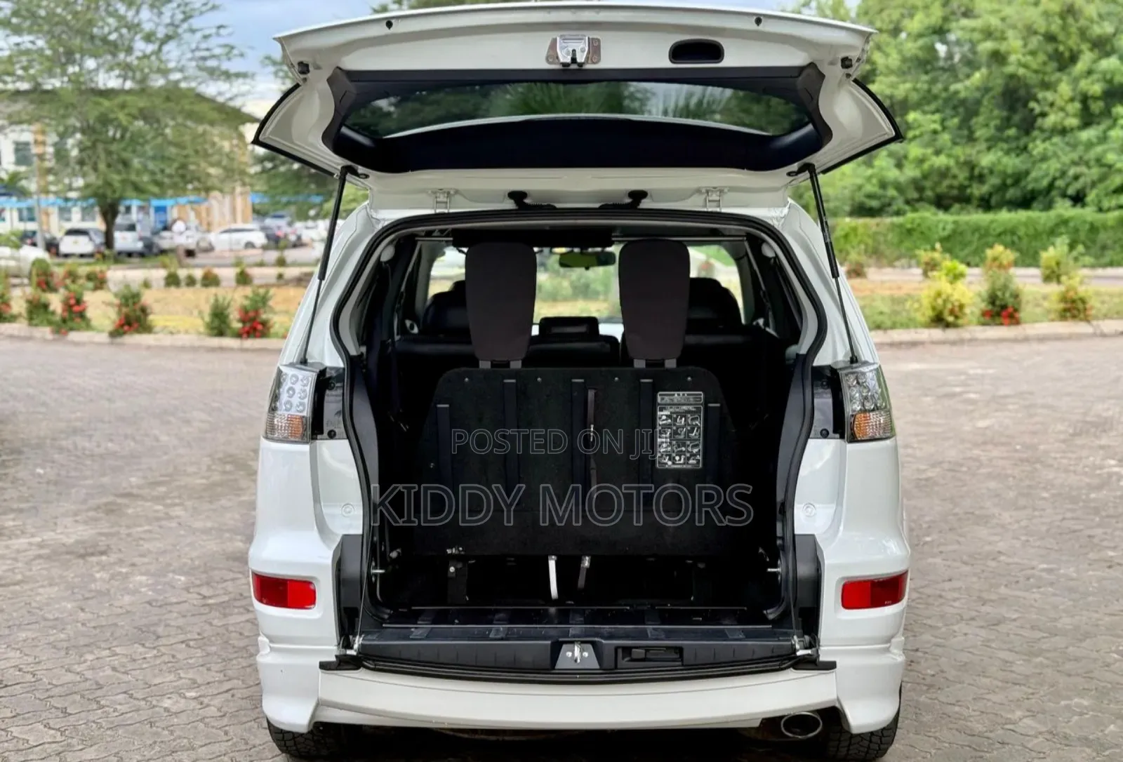 Mitsubishi Outlander 2011 White