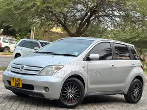 Photo - Toyota IST 2003 Silver