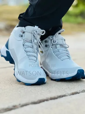 Smoothly and Smartly Surface Lined Waterproof Sneakers