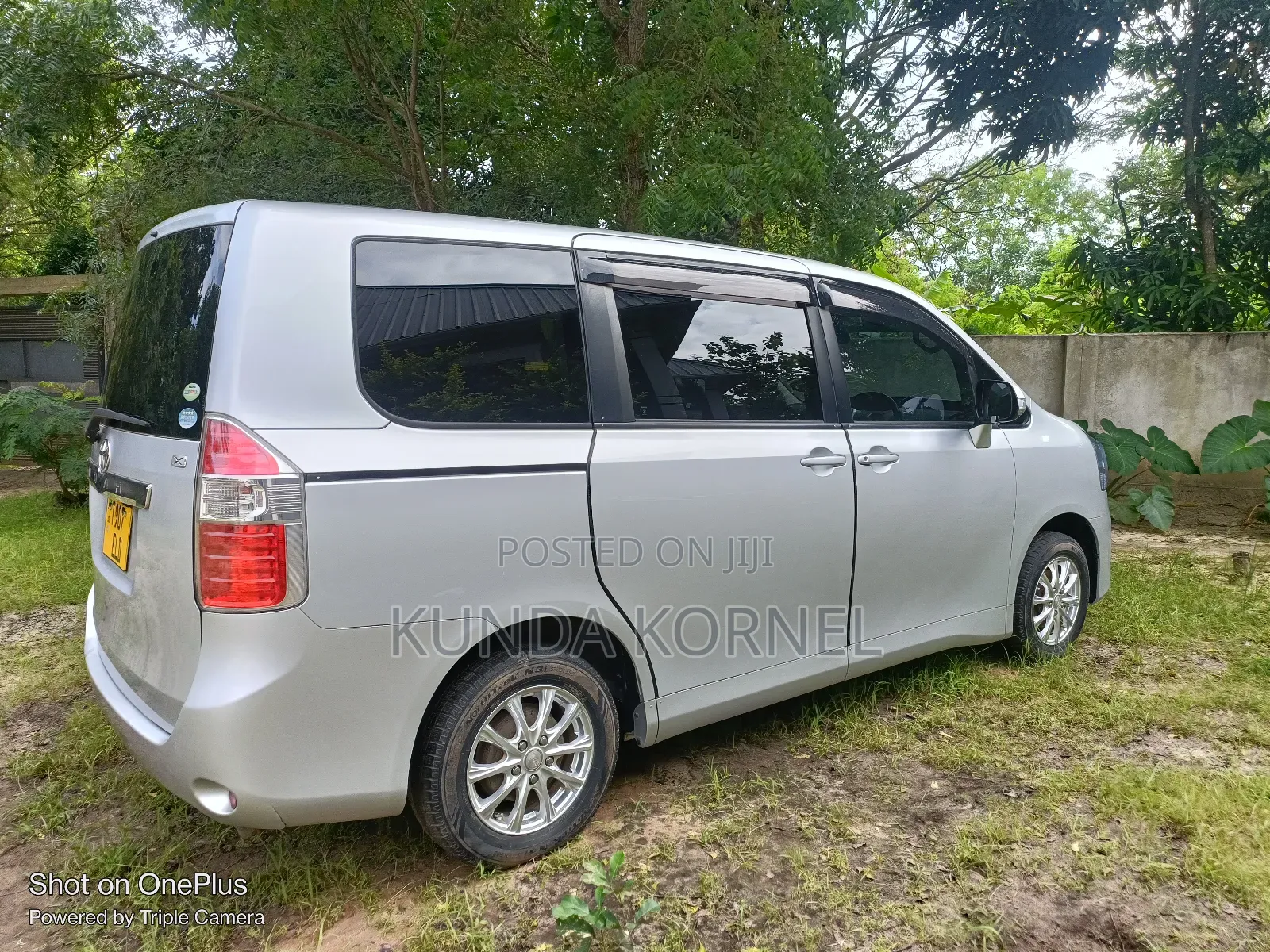 Toyota Noah 2.0 158hp FWD (7 Seater) 2008 Silver