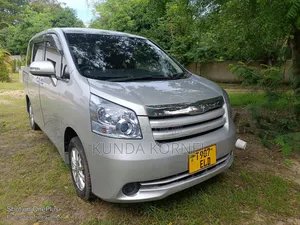 Toyota Noah 2.0 158hp FWD (7 Seater) 2008 Silver
