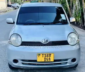 Photo - Toyota Sienta 2005 Silver