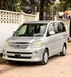 Photo - Toyota Noah 2.0 FWD (8 Seater) 2004 Silver
