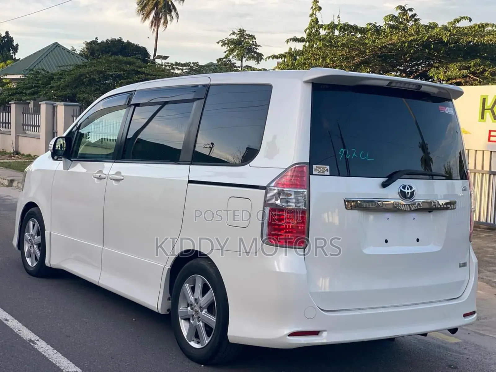 Toyota Noah 2009 Pearl