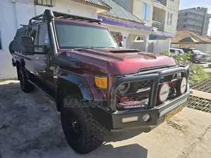 Photo - Toyota Land Cruiser 2015 Red