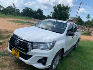 Photo - Toyota Hilux 2017 White