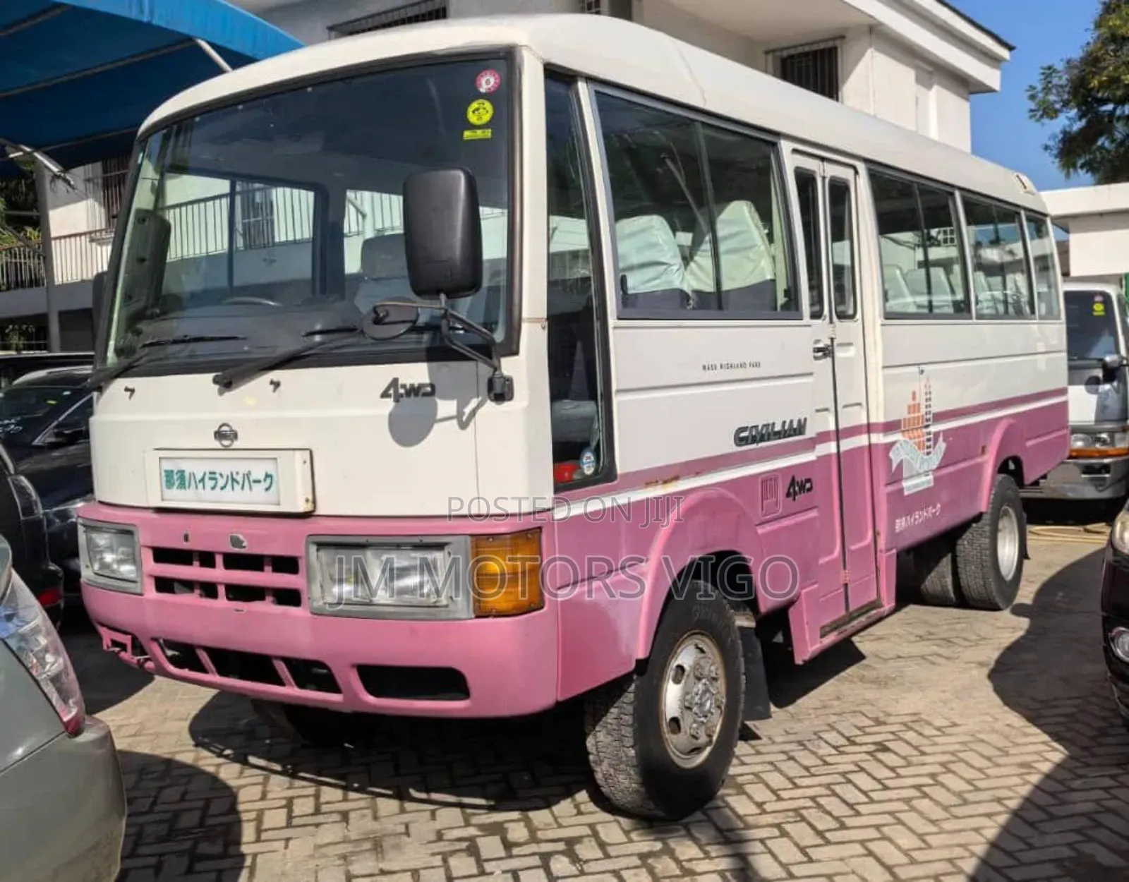 Nissan Civilian 2000 Pink