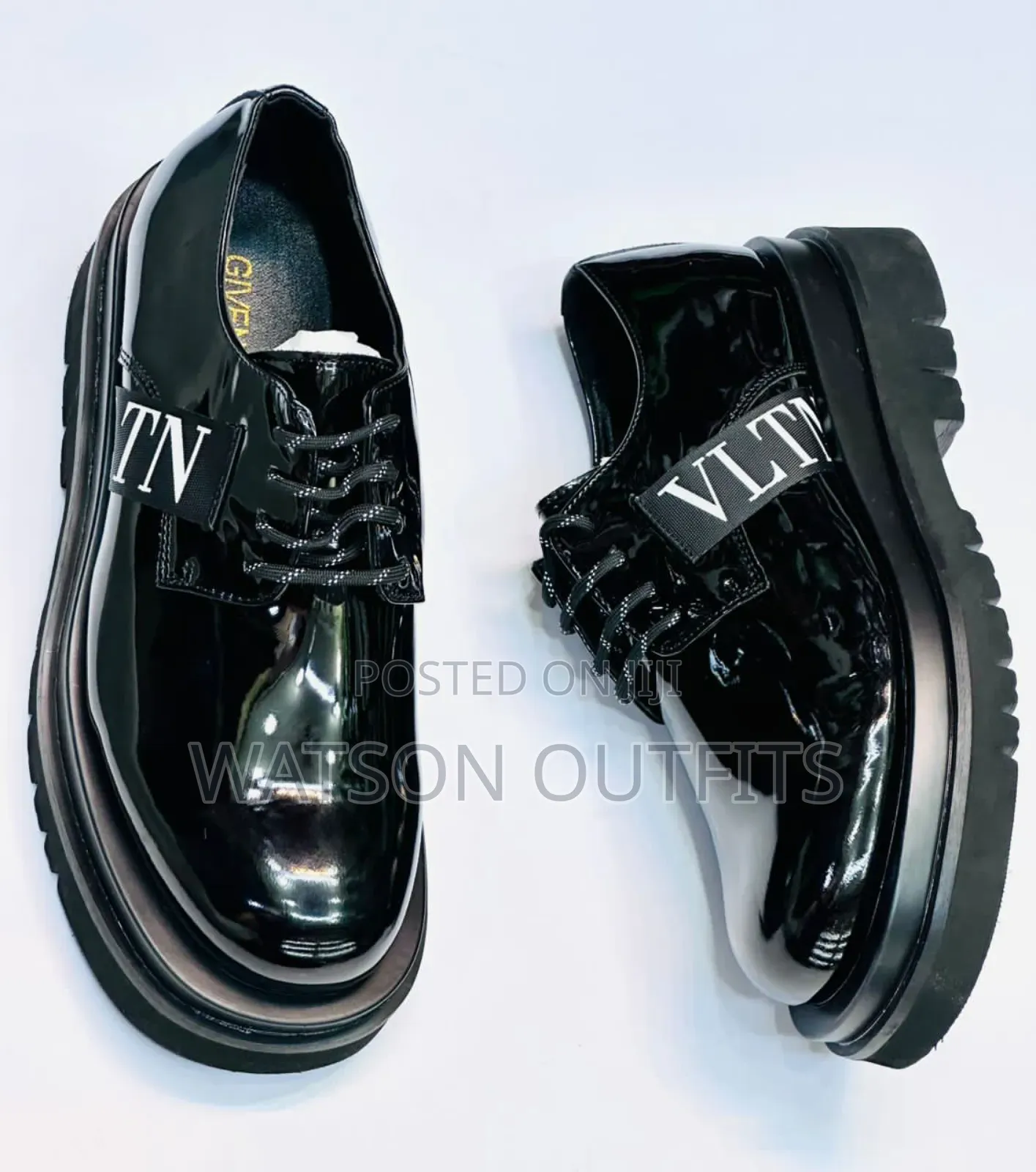Smartly Weared Leather Shoes in Black Color