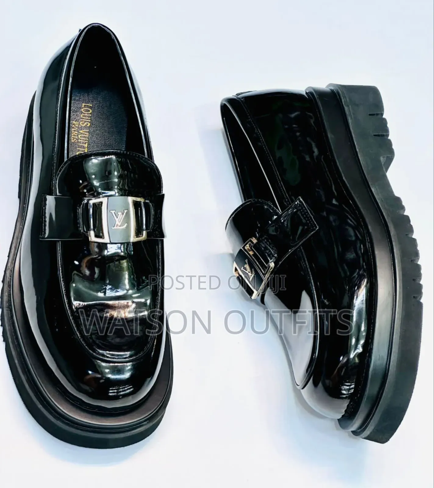 Smartly Weared Leather Shoes in Black Color