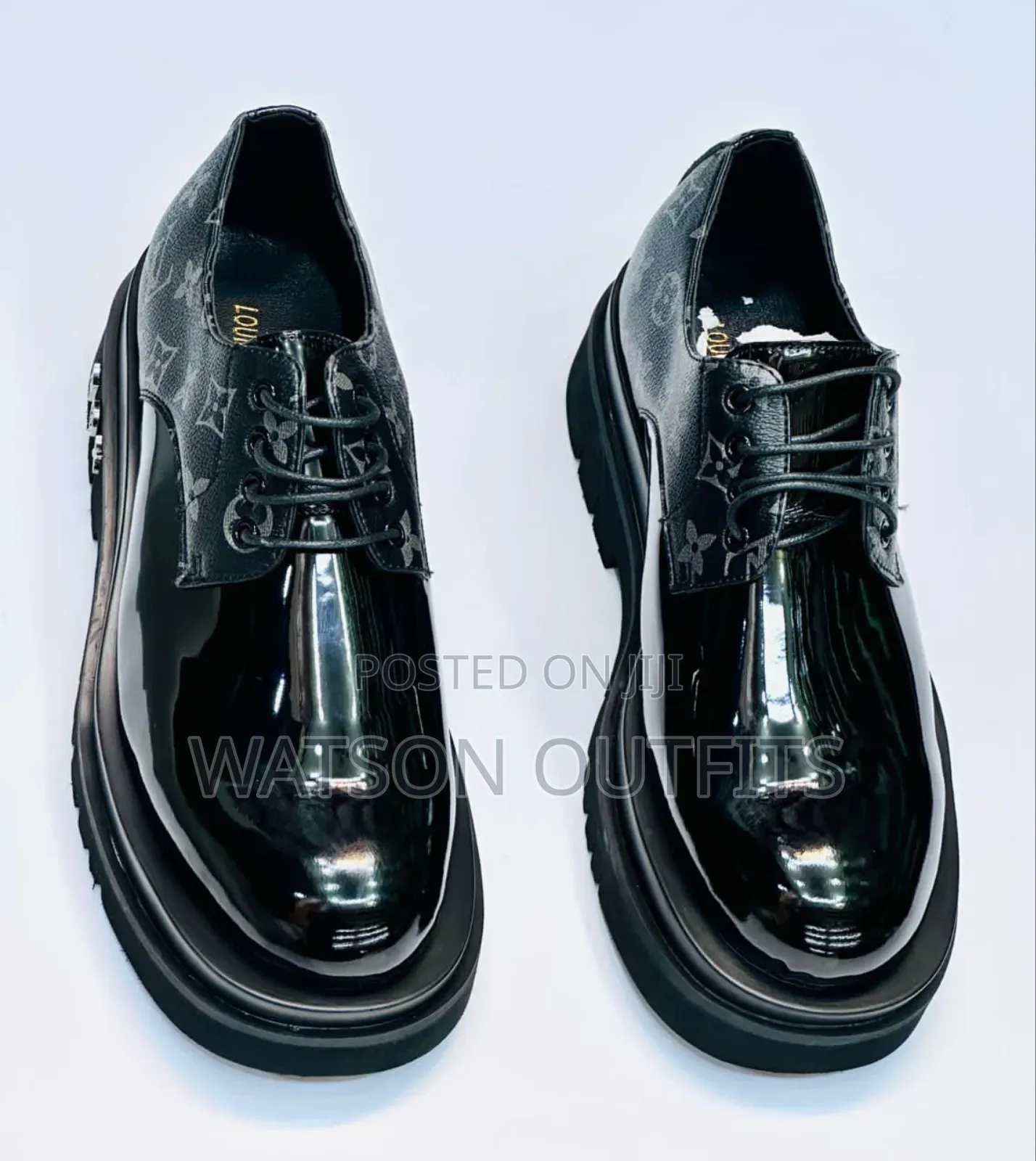 Smartly Weared Leather Shoes in Black Color