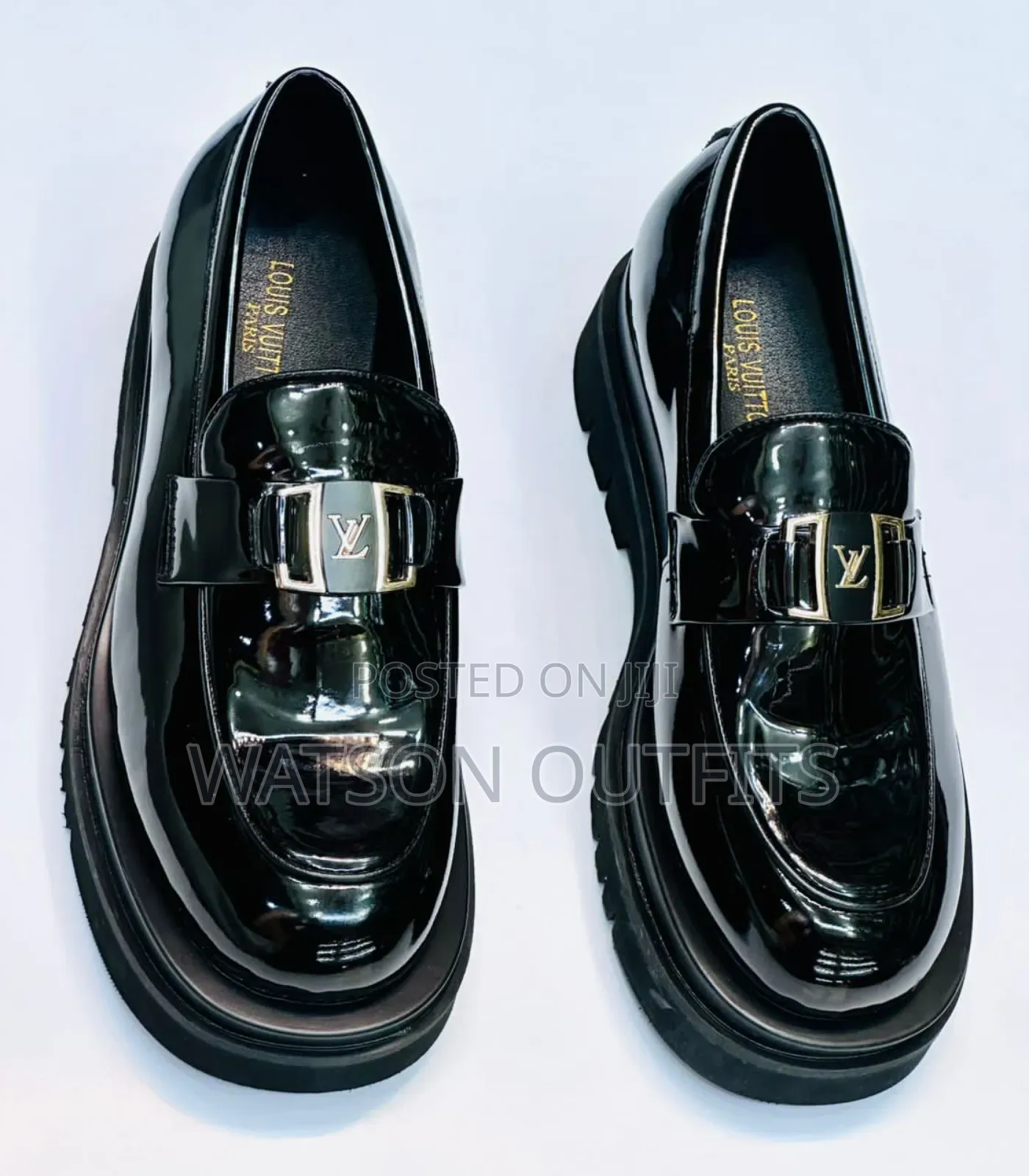 Smartly Weared Leather Shoes in Black Color