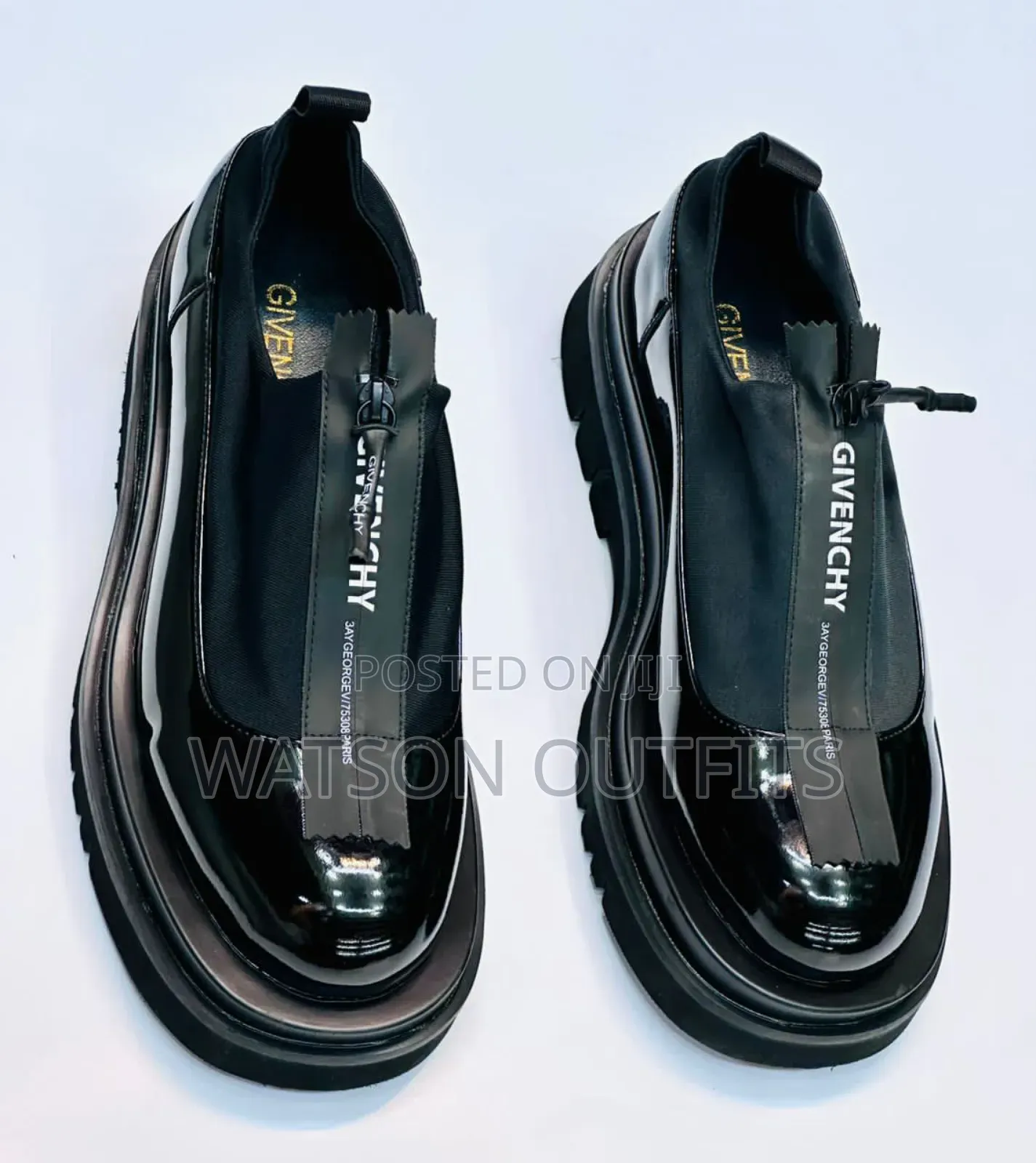 Smartly Weared Leather Shoes in Black Color
