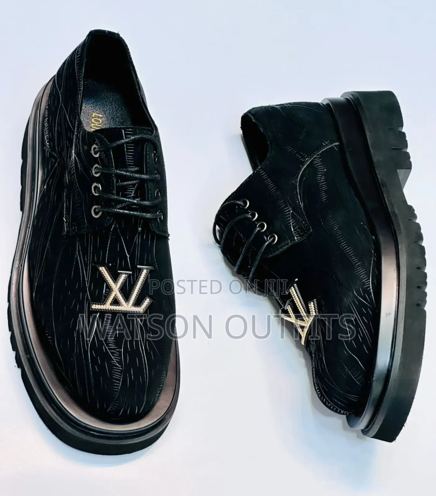 Smartly Weared Leather Shoes in Black Color