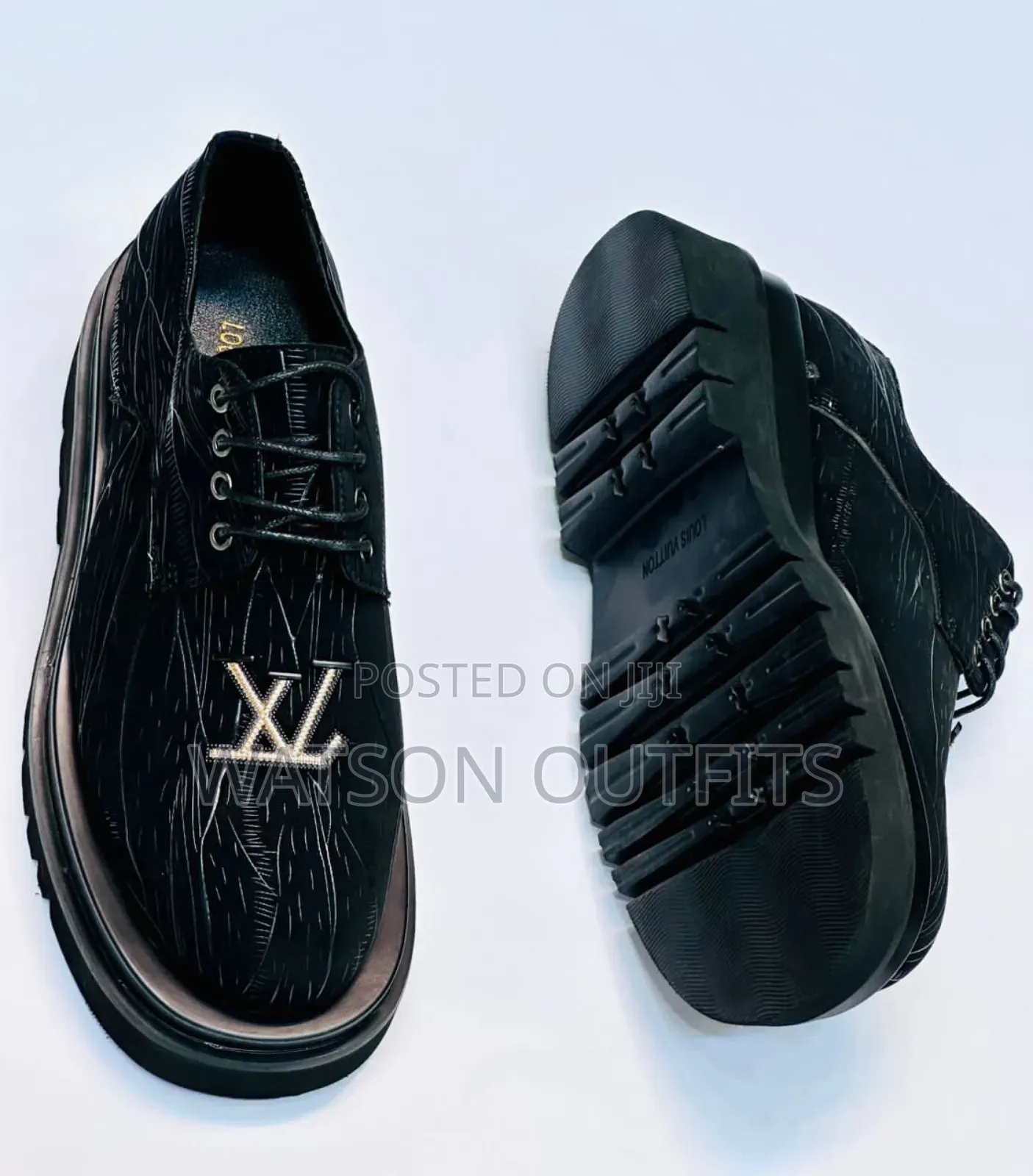Smartly Weared Leather Shoes in Black Color