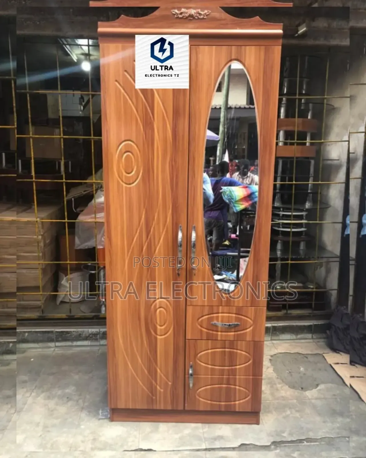 Wardrobe With a Mirror/ Kabati La Mbao Lenye Kioo 
