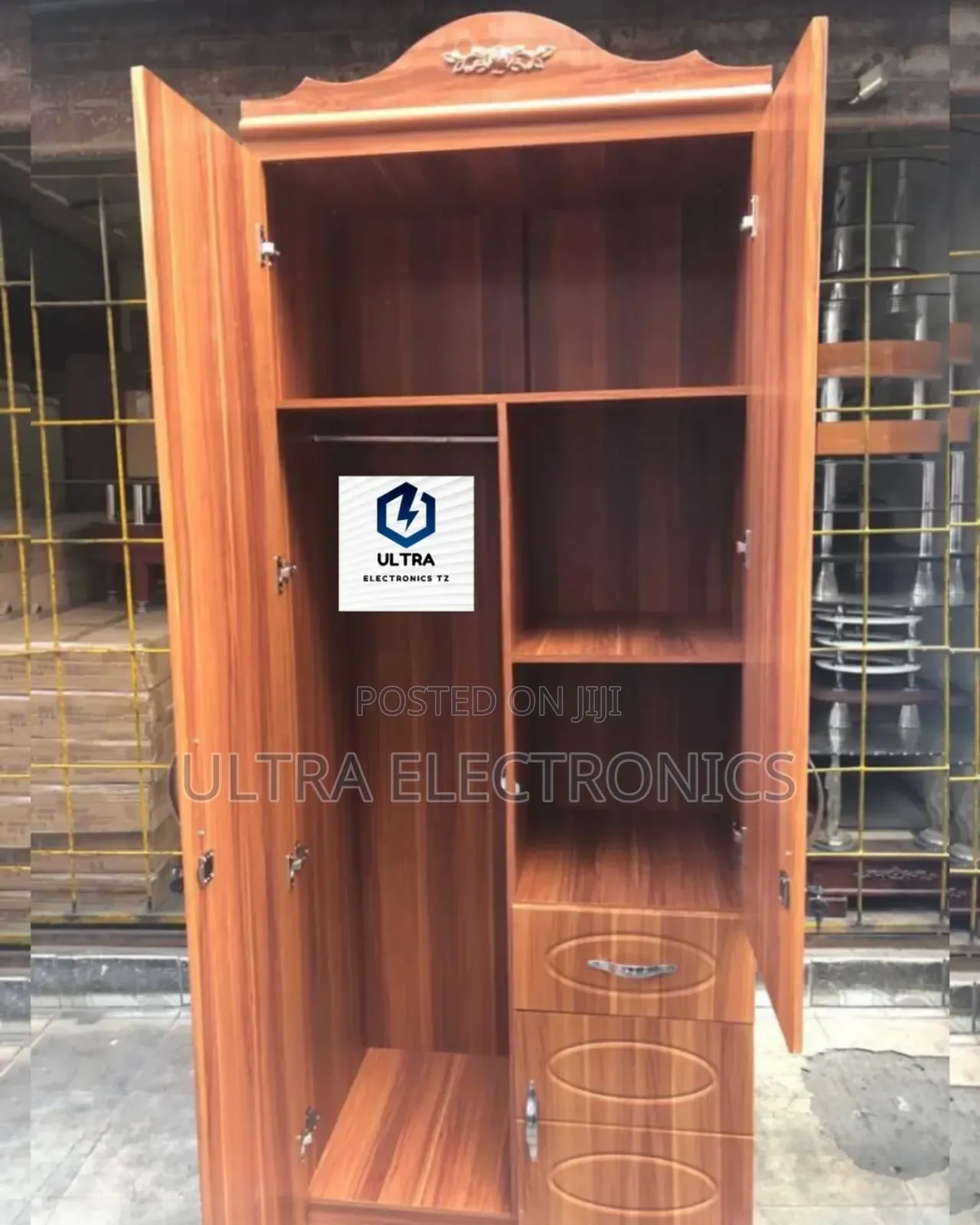 Wardrobe With a Mirror/ Kabati La Mbao Lenye Kioo 