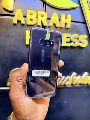 Photo - Samsung Galaxy S10e 128 GB Blue