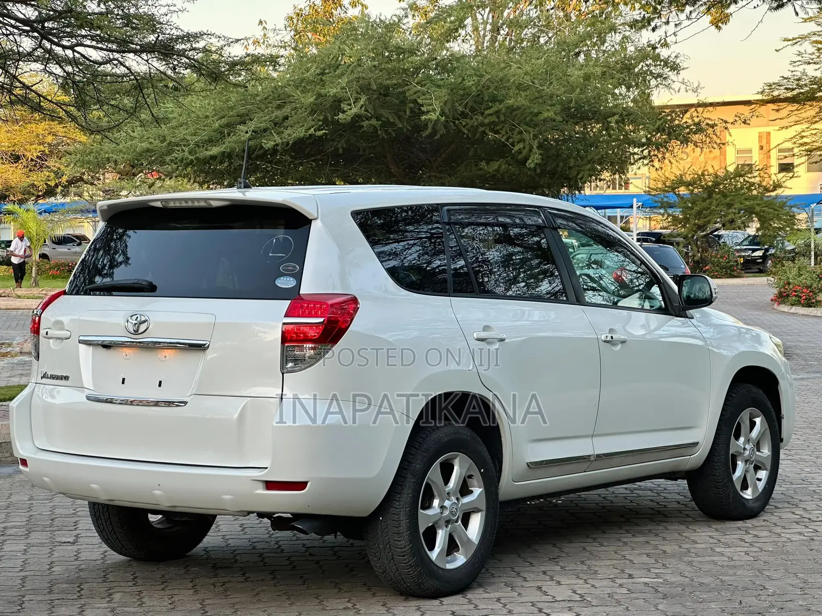 Toyota Vanguard 2011 Silver