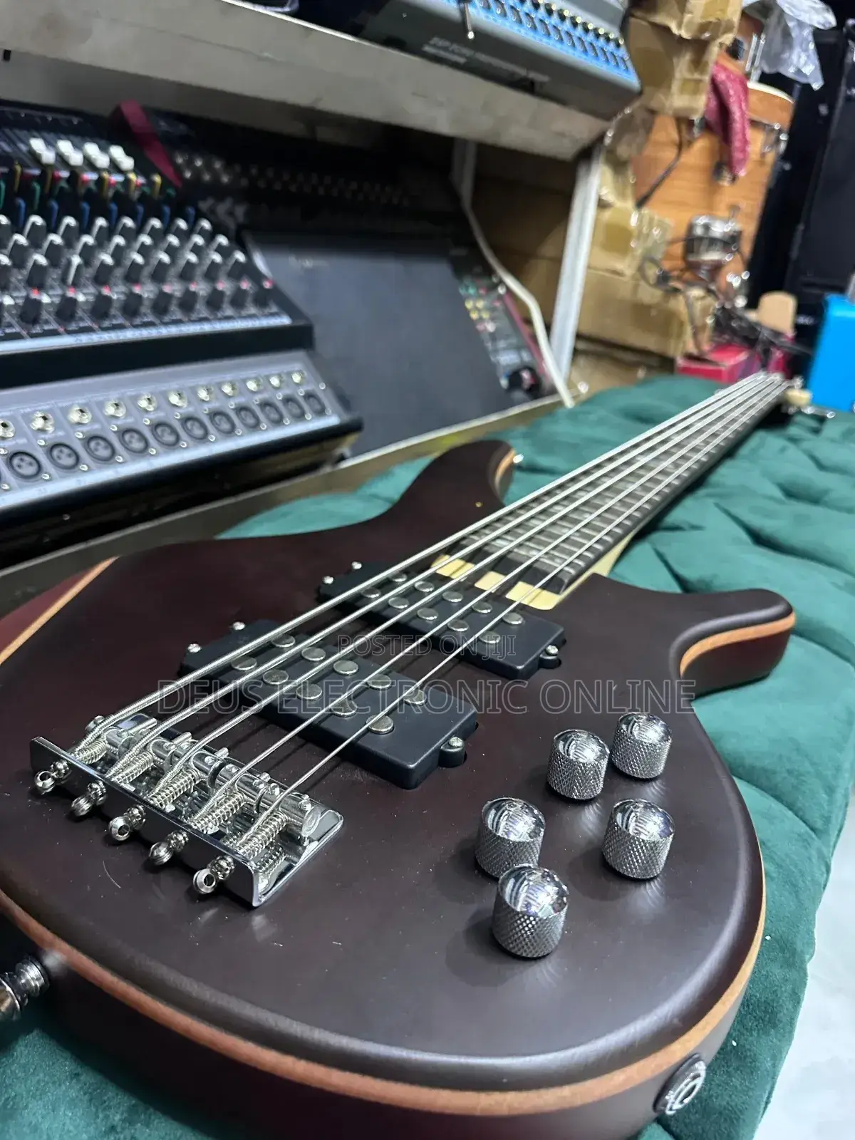 Ibenez Bass Guitar Nyuzi Tano