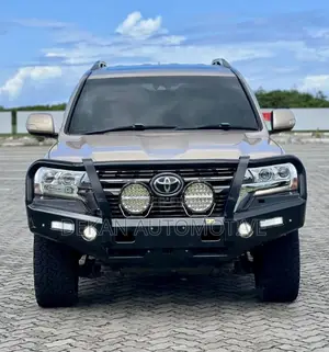 Toyota Land Cruiser 4.6 V8 ZX 2018 Beige